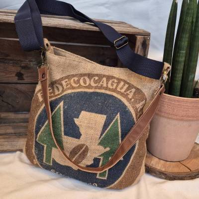 Upcycling Umhängetasche aus Kaffeesack & Echtleder, Schultertasche mit Gurt, Jute-Tasche, Shopper, Unikat