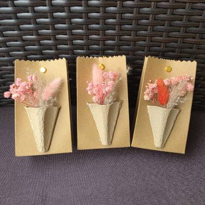 Geschenktüten aus Kraftpapier mit Trockenblumen und Eierkarton-Vase – Handgemachte Geschenkverpackung