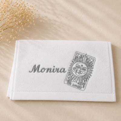 Personalisiertes Gästehandtuch 30 × 50 cm | Bestickt mit Wunschname & Tarotkarten-Motiv | Mystisches Geschenk
