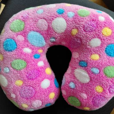 Nackenhörnchen in rosa/pink mit vielen Punkten für Mädchen – Kuscheliges Reisekissen für Kinder