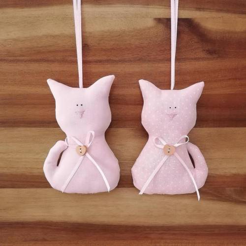 2 Katzen aus Stoff in rosa zum Aufhängen - Fensterdeko für Katzenfans - Babyzimmer rosa - Geschenk Babyparty