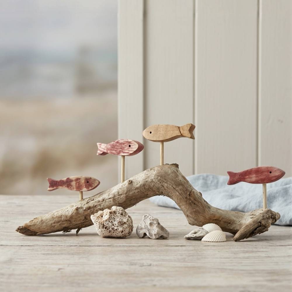 Maritime, echte Treibholz Deko aus der Elbe bei Cuxhaven mit vier handgefertigten Holzfischen als besondere Küstendeko
