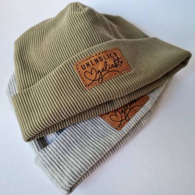 Ripp-Beanie mit Statement-Label, Kopfumfang 46, in Grün- und Grautönen - von he-ART by helen hesse
