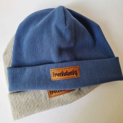 Ripp-Beanie mit Statement-Label, Kopfumfang 52, in Blau- und Grautöne - von he-ART by helen hesse