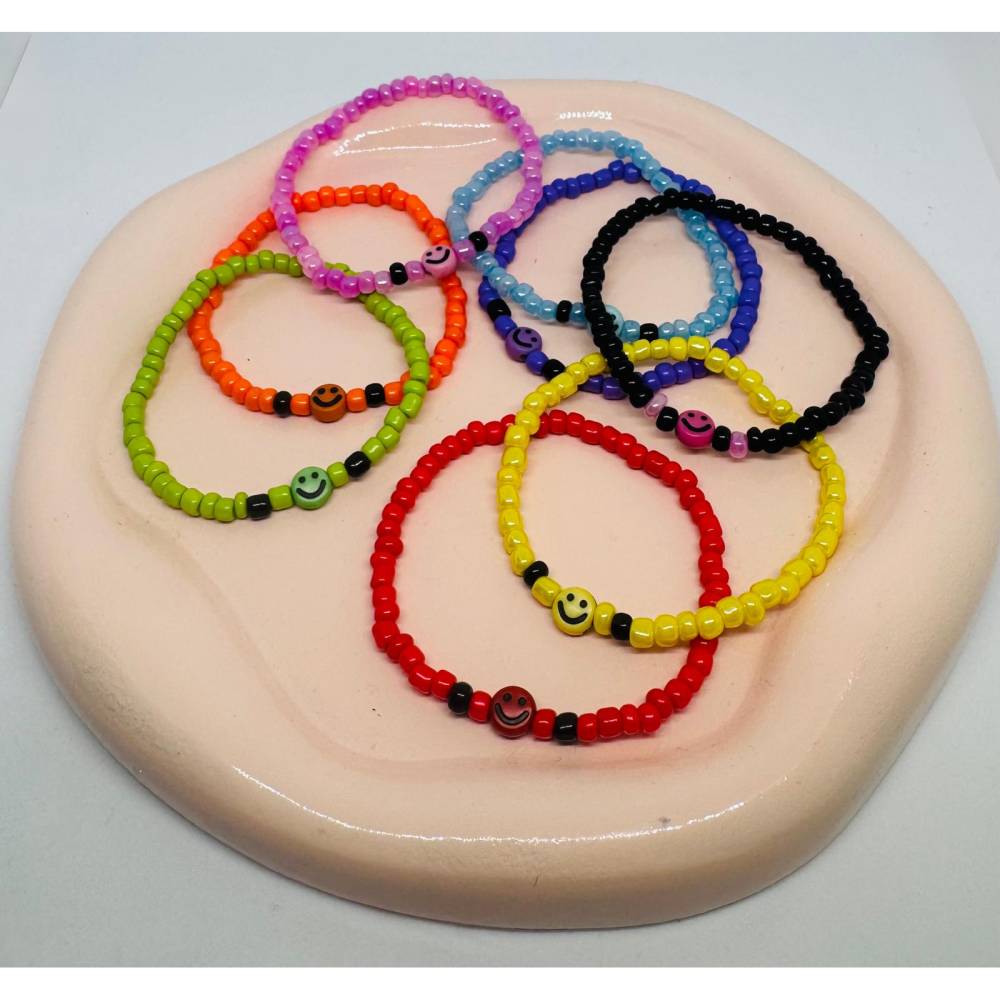 Smiley Perlenarmband – Handgefertigtes Kawaii Armband – Buntes Emoji Armband – Sommer Schmuck – Festival Accessoire Bild 1