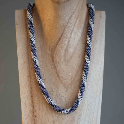 Häkelkette Spirale, Halskette weiß, violett, anthrazit, 51 cm, Perlen gehäkelt, Glasperlen, Rocailles, Magnetverschluß