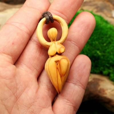 Göttinnen Schmuck aus Holz & Keltische Göttin Figur als spiritueller Schmuck Damen • Schmuck Göttin Freya und Gaia Anhän