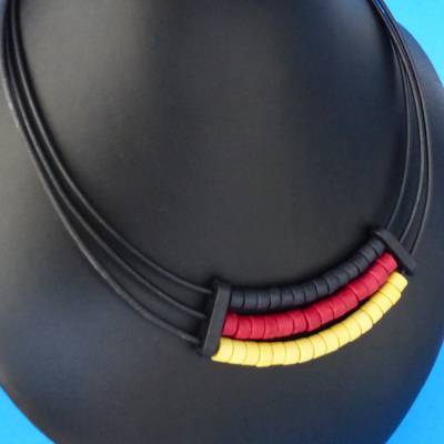 Lederkette, Keramikkette, schwarz rot goldgelb, Keramikperlen, Schmuck, Fankette, Halskette