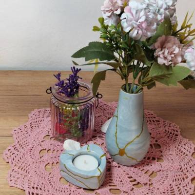 Handgefertigtes Deko-Set aus Raysin 200 – Vase & Herz-Teelichthalter, eisblau marmoriert mit Gold, Unikat