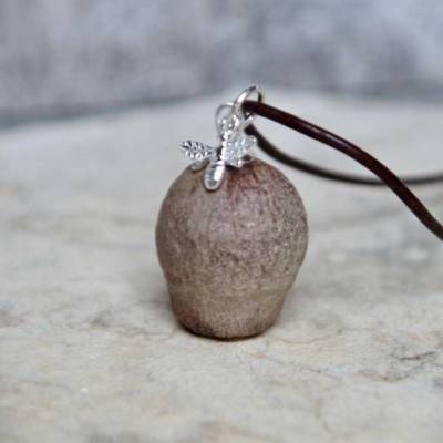 Kettenanhänger aus Naturmaterialien – Eukalyptus-Samenkapsel mit Bienen-Charm aus 925 Silber