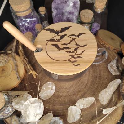 Große Glastasse Fledermaus 420ml mit Holzdeckel und Löffel mit Lasermotiv auf dem Deckel