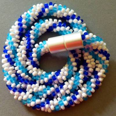 Halskette Spirale – Häkelkette blau türkis weiß, handgefertigt aus Glasperlen, 43 cm, Magnetverschluss