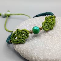 Makramee Armband in pistaziengrün und petrol mit einer marmorierten Acrylperle und bronzefarbenen Metallperlen