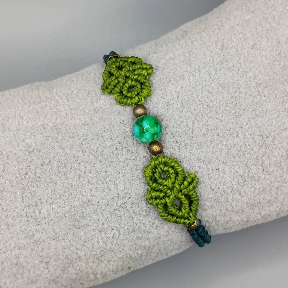Makramee Armband in pistaziengrün und petrol mit einer marmorierten Acrylperle und bronzefarbenen Metallperlen Bild 2
