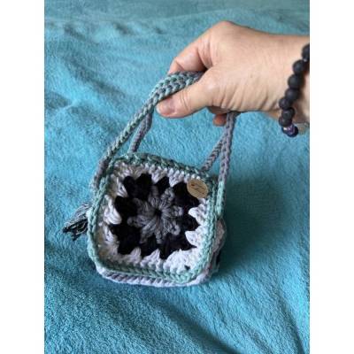 Kleine gehäkelte Granny Handtasche mit Futter – Mint, Weiß, Grau & Schwarz