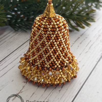 Weihnachtsglocke mit funkelnden Kristallen, aus Perlen gehäkelt