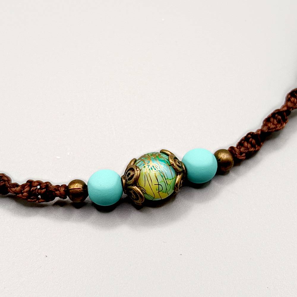 Makramee Kette mit Spiralknotenin dunkelbraun mit Acrylperlen in türkisblau und bronzefarbenen Metallperlen Bild 3