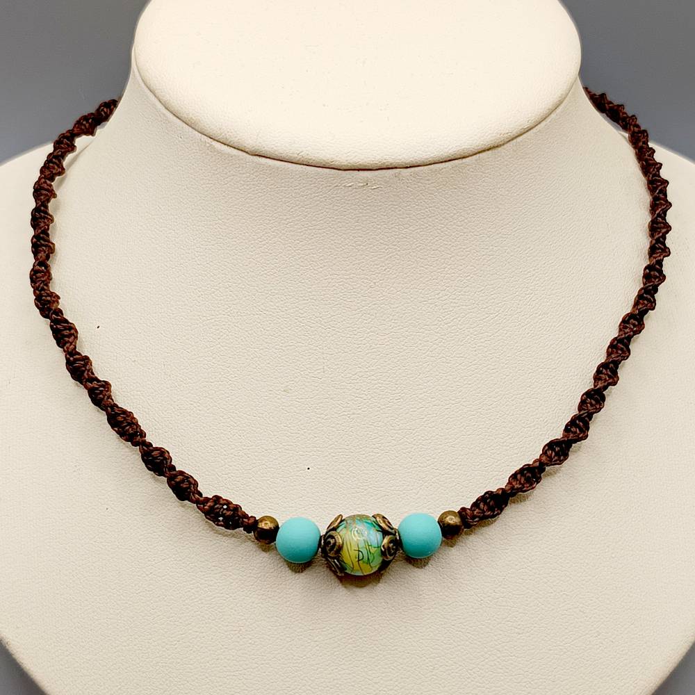 Makramee Kette mit Spiralknotenin dunkelbraun mit Acrylperlen in türkisblau und bronzefarbenen Metallperlen Bild 4
