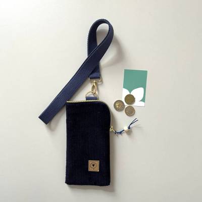 Versandfertig! Handytasche HERZCHEN aus Breitcord du nkelblau– zimtblüte im Streetstyle