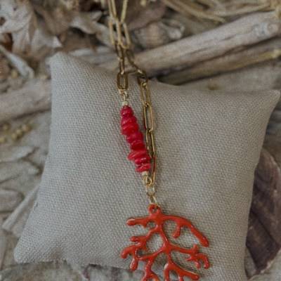 „Coral“ - Goldfarbene Edelstahl-Halskette mit Korallen-Anhänger und Muschelkern-Splittern