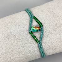 zierliches Makramee Armband in türkis mit einer marmorierten Acrylperle