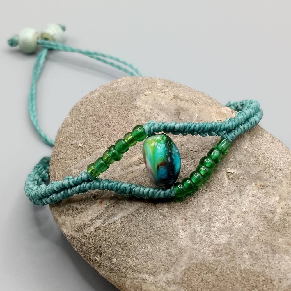 zierliches Makramee Armband in türkis mit einer marmorierten Acrylperle Bild 2