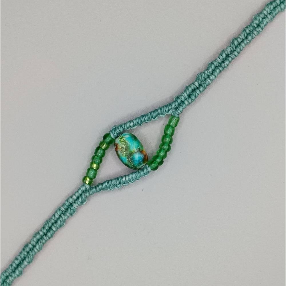 zierliches Makramee Armband in türkis mit einer marmorierten Acrylperle Bild 3