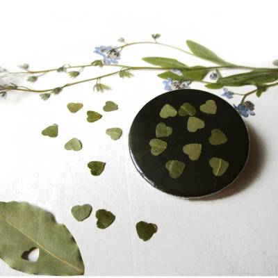Herzblatt / Herzen aus Lorbeerblatt gestanzt, als Button, Magnet, Taschenspiegel oder Flaschenöffner, handgemacht.