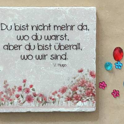 Gedenkstein mit zarter Illustration, Abschied, Trauer