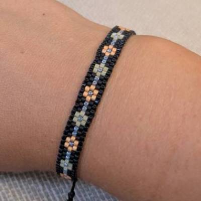 personalisiertes Armband mit floralem Muster | Perlenarmband in Wunschfarben | boho und minimalistisch