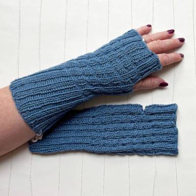 Handstulpen Graublau Armstulpen mit Daumenloch handgestrickt in Waffelmuster
