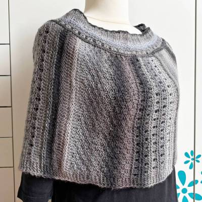Schulterwärmer Kurzponcho Grautöne Handgestrickt in Mustermix