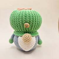 Gehäkelter Gnom Géraud (13 cm), hochwertiges Amigurumi aus Baumwolle, handgemachte Geschenkidee und Dekoration