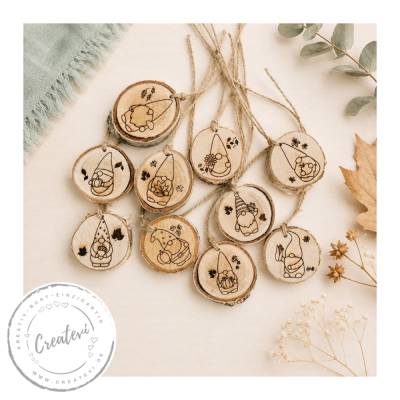 Holzanhänger Herbst mit Wichteln, 10 gravierte Holzscheiben aus Birke mit Juteschnur, Geschenkanhänger Holz für Herbstde