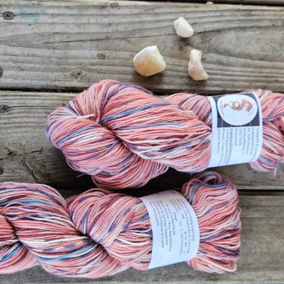 handgefärbte Sockenwolle - rosa mit bunten Effekten - SO503