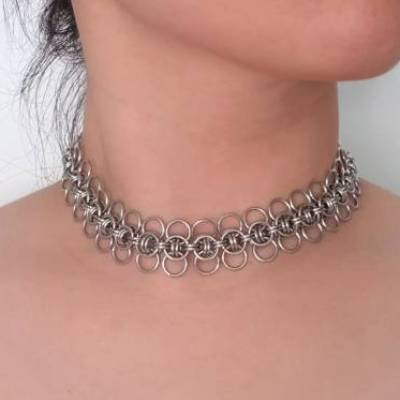 Chainmail neu interpretiertes Tattoo-Choker-Halsband im 90er-Jahre-Stil 