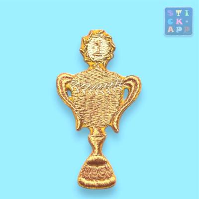 Siegerpokal – Stickapplikation in Gold, Silber oder Wunschfarbe | Pokal Aufnäher für Kinder & Sport