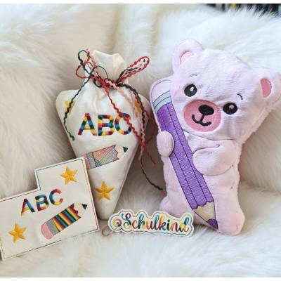 Stickdatei Einschulung Set mit Schlüsselanhänger, Schultüte, Kuscheltier & Lesezeichen – In the Hoop Teddy 26114