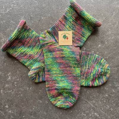 Gestrickte Socken Gr. 44/45 – Rollrand Wollsocken grün-multicolor, Herrensocken Geschenkverpackung inkl.
