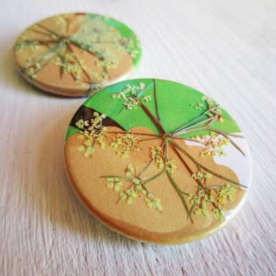 Wilde Möhre, 2-er Button-Set gepresste Blüten, 38mm, handgemacht.
