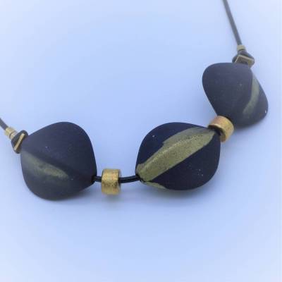 Lederkette mit Keramikperlen, Halskette in Schwarz-Gold – Handgemachte feine Keramikkette Collier