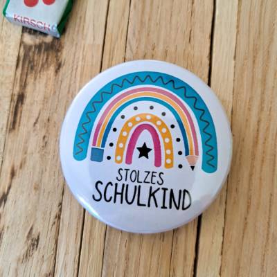 Button "Stolzes Schulkind" mit Regenbogen in bunten Farben als Geschenk zur Einschulung  | Anstecknadel