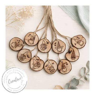 Halloween Holzanhänger mit Wichteln, 10 gravierte Holzscheiben mit Juteschnur, Geschenkanhänger aus Holz für Halloween G