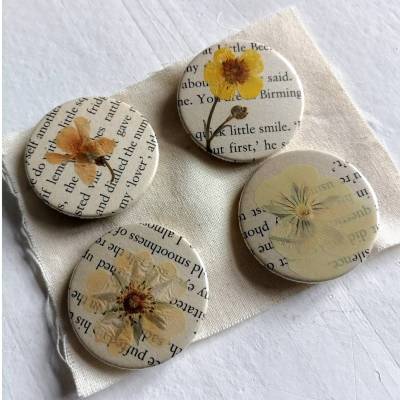 Blütenbuttons mit Textfragmenten, 4-er Set, 38mm, handgemacht.