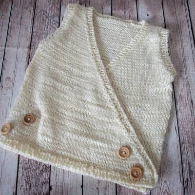 Strickanleitung - Baby Slipover zum Wickeln mit Knöpfen - Three Twenty Four