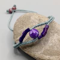 zierliches Makramee Armband in graublau mit Acrylperlen in violett
