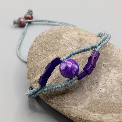 zierliches Makramee Armband in graublau mit Acrylperlen in violett