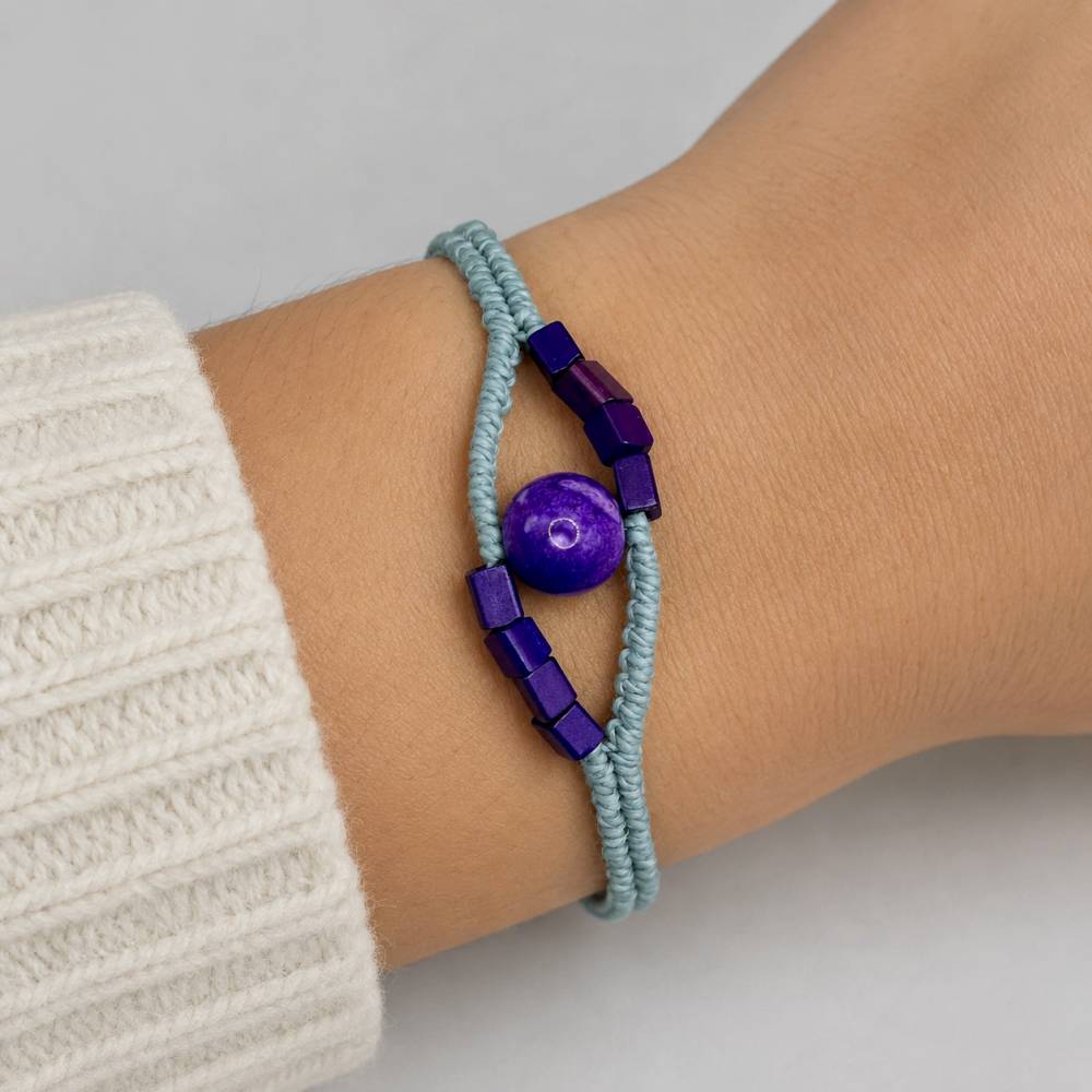 zierliches Makramee Armband in graublau mit Acrylperlen in violett Bild 2