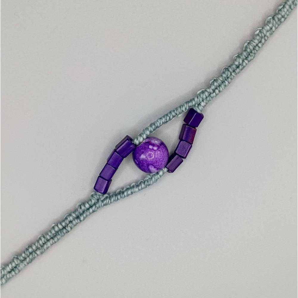 zierliches Makramee Armband in graublau mit Acrylperlen in violett Bild 3