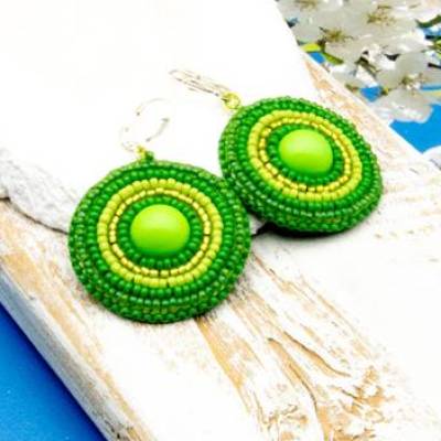 Ohrringe, Geburtstag Frau Freundin, grün, Ohrhänger, Schmuck, Geschenkidee, boho Strandhochzeit, Unikat, Perlensticken